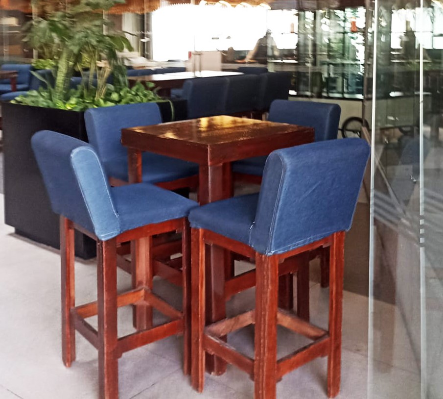 Mesa Alta Bar Cuadrada de Madera Nogal con bancos renta en Monterrey